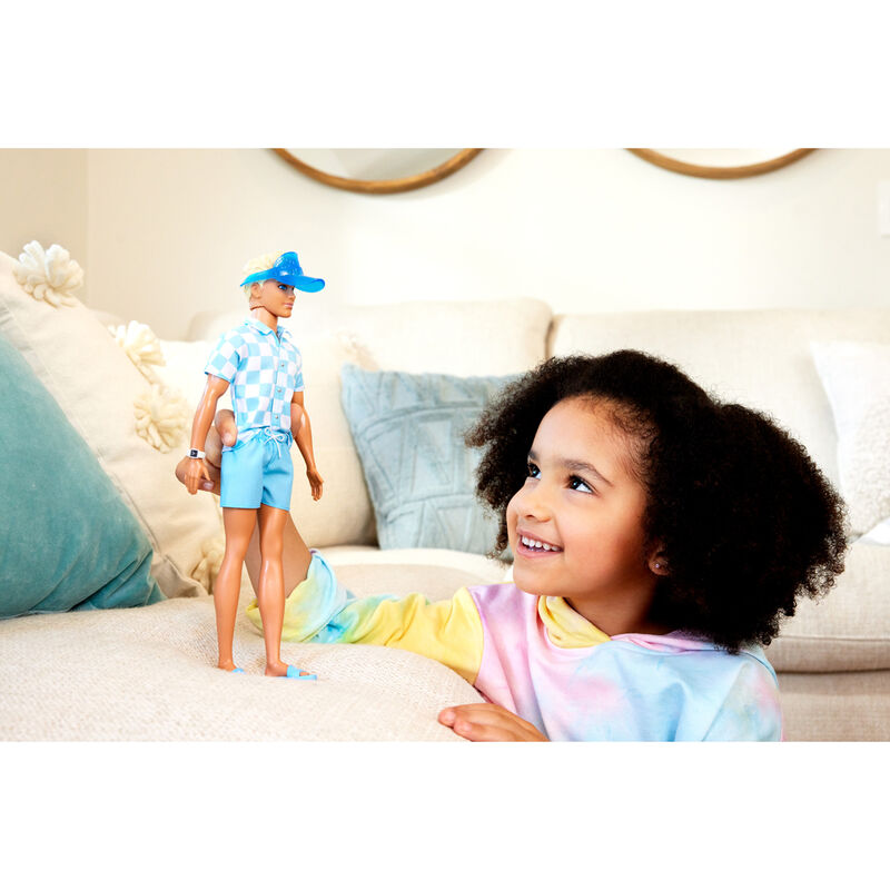 Muñeco Ken de Barbie con ropa y accesorios de playa - 3