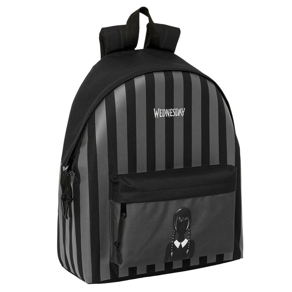 Mochila SAFTA de Miércoles negra y gris con rayas y bolsillo frontal