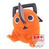 Figura de Pochita de Chainsaw Man naranja con motosierra