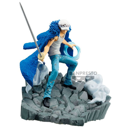 Figura de Trafalgar Law de One Piece con espada sobre base rocosa