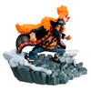 Figura de Marshall D. Teach de One Piece sobre una base rocosa con efectos de humo
