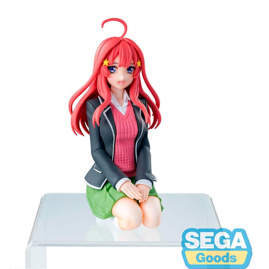 Figura sentada de Itsuki Nakano con cabello rojo y uniforme escolar