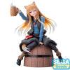 Figura de Holo de Spice and Wolf sentada sobre un barril