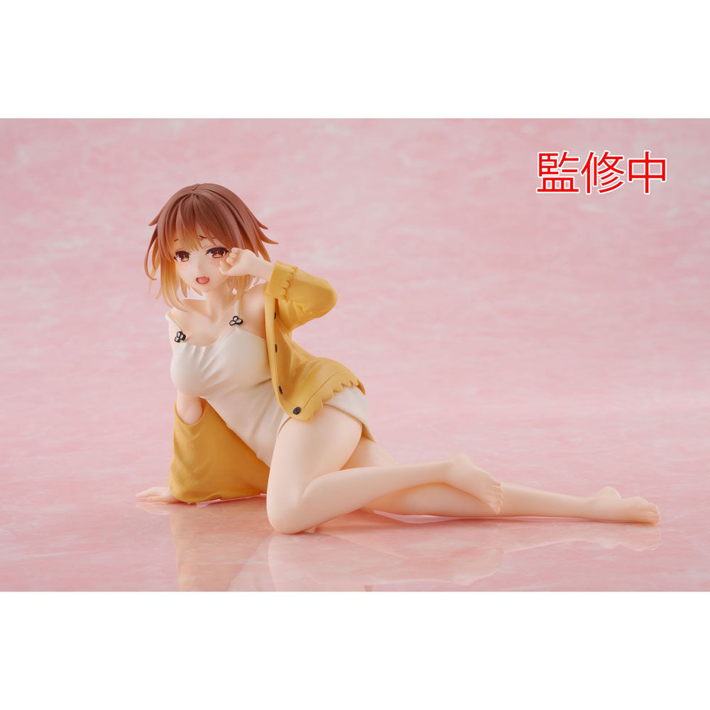 Figura de Ryza Nightwear de Atelier Ryza sentada con conjunto blanco y amarillo