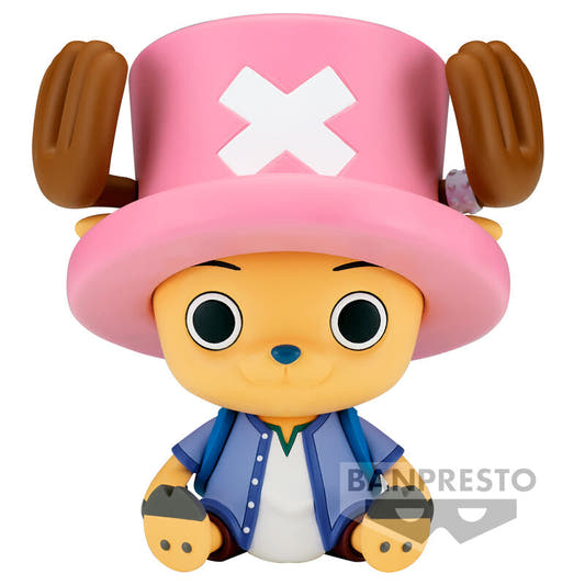 Figura de Chopper de One Piece con gorra rosa y atuendo azul
