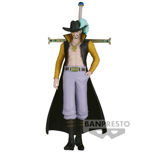 Figura de Dracule Mihawk de One Piece con sombrero, espada y capa