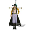 Figura de Dracule Mihawk de One Piece con sombrero, espada y capa
