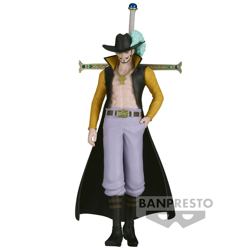 Figura de Dracule Mihawk de One Piece con sombrero, espada y capa
