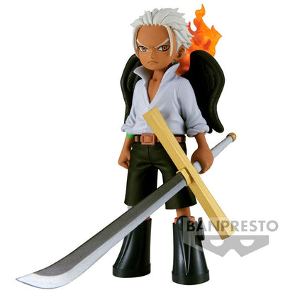 Figura de S-Hawk de One Piece con dos espadas, alas negras y llama naranja