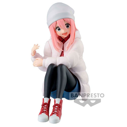 Figura de Nadeshiko Kagamihara sentada con abrigo blanco y zapatillas rojas