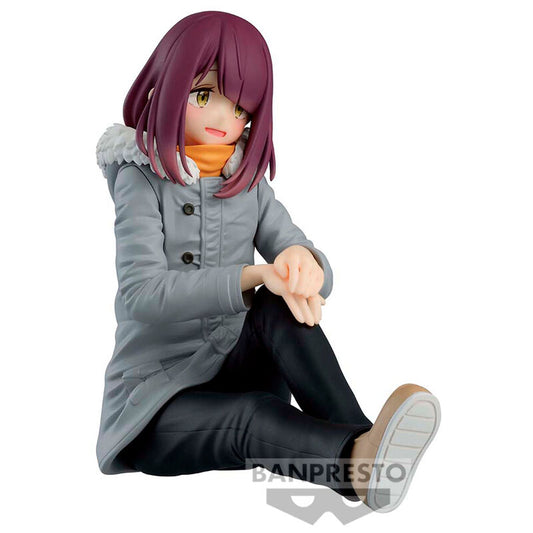 Figura de Ayano Toki de Laid-Back Camp sentada con abrigo gris