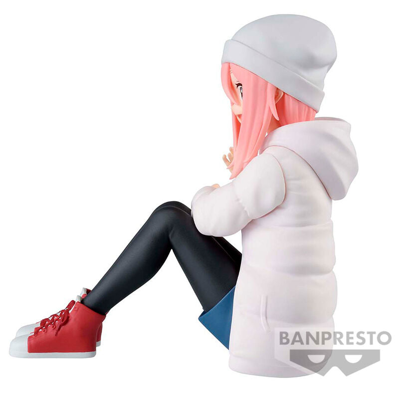 Figura de Nadeshiko Kagamihara sentada con abrigo blanco y zapatillas rojas - 3