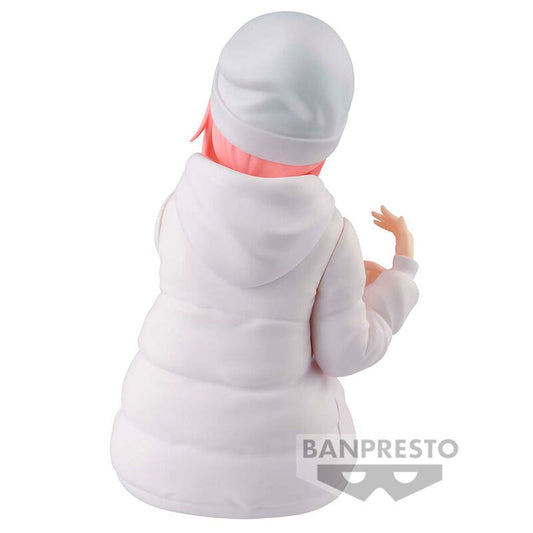 Figura de Nadeshiko Kagamihara sentada con abrigo blanco y zapatillas rojas - 4