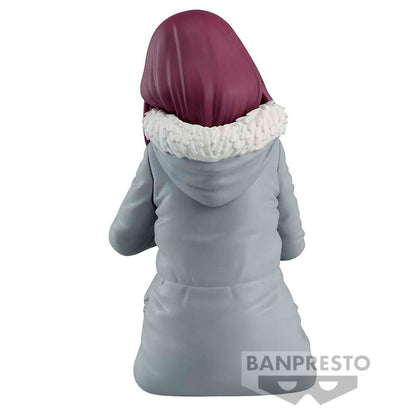 Figura de Ayano Toki de Laid-Back Camp sentada con abrigo gris - 4
