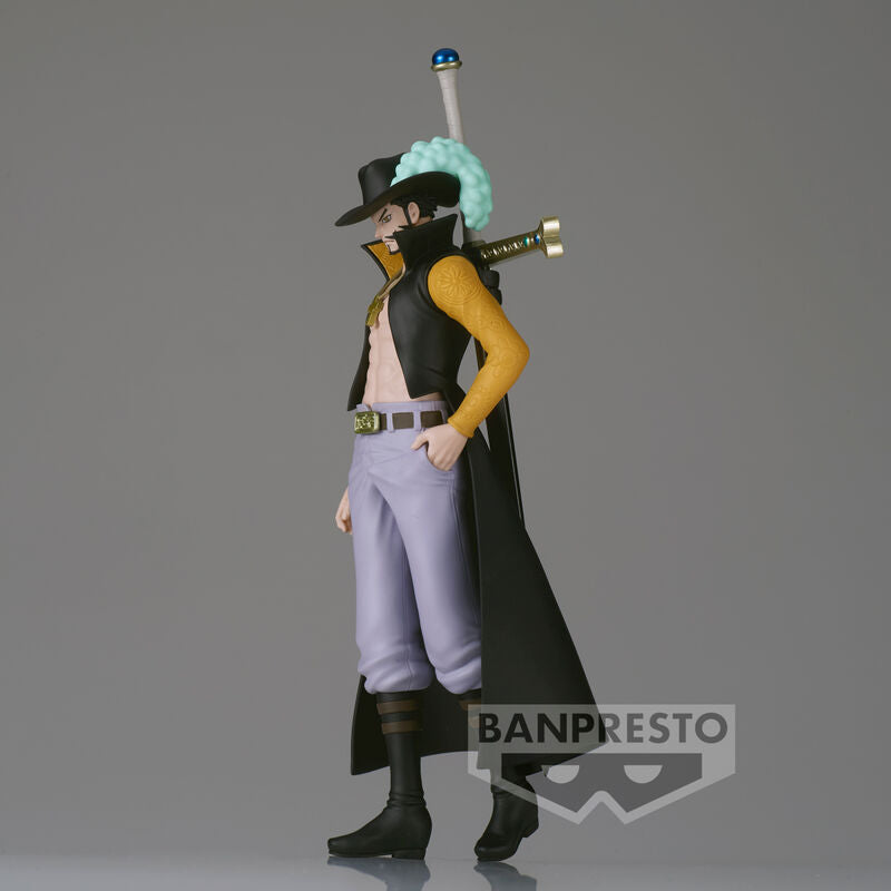 Figura de Dracule Mihawk de One Piece con sombrero, espada y capa - 4