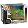 Figura Funko POP Town de Bilbo Baggins junto a Bag-End