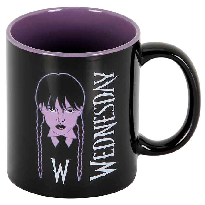 Taza negra y morada de Wednesday con ilustración de Miércoles y trenzas