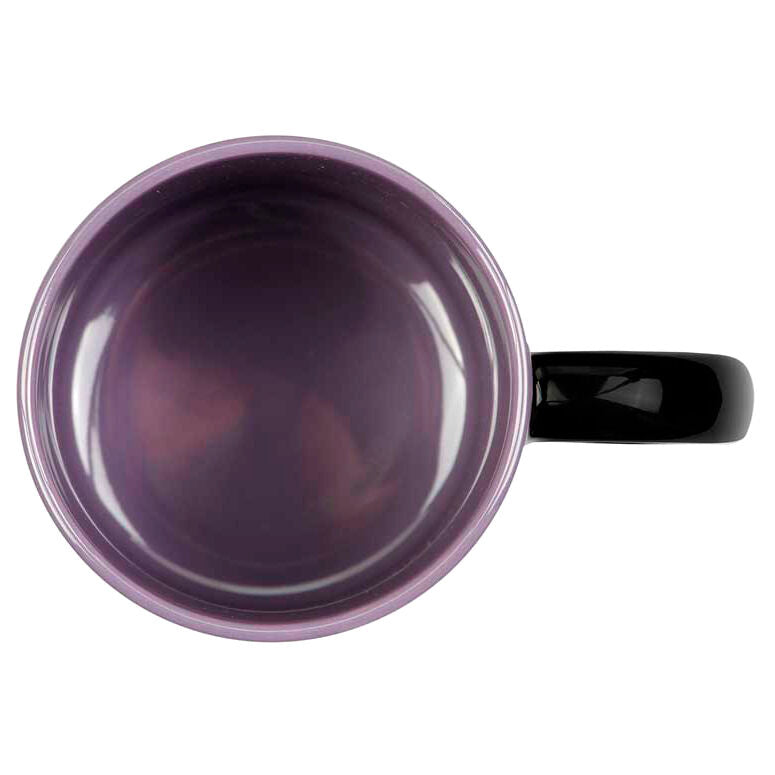 Taza negra y morada de Wednesday con ilustración de Miércoles y trenzas - 3