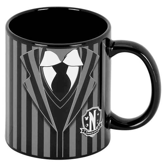Taza Wednesday con diseño de uniforme negro y gris