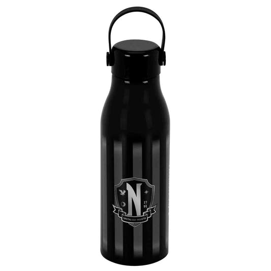 Botella negra de Miércoles Netflix con escudo decorativo y asa