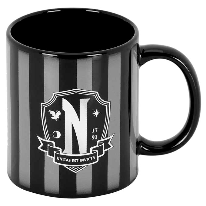 Taza negra y gris de Wednesday con escudo frontal