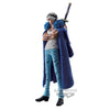 Figura de Trafalgar Law de One Piece con abrigo azul y espada