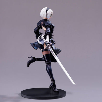 Figura 2B YoRHa de NieR:Automata con espada sobre base negra - 2