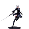 Figura 2B YoRHa de NieR:Automata con espada sobre base negra