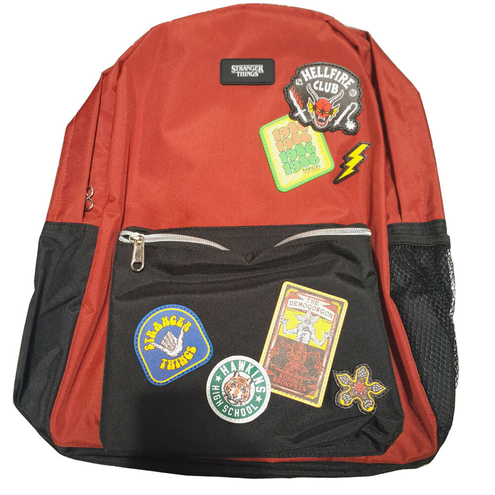 Mochila Loungefly Stranger Things roja y negra con parches