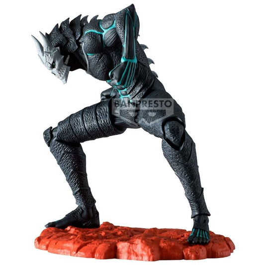 Figura Banpresto de Kaiju No. 8 en pose dinámica sobre base rocosa roja