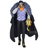Figura de Crocodile de One Piece con capa y garfio dorado