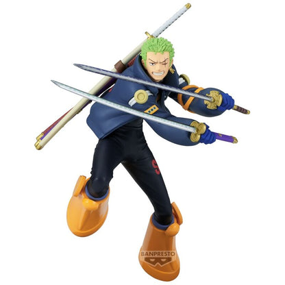 Figura de Roronoa Zoro de One Piece con tres espadas