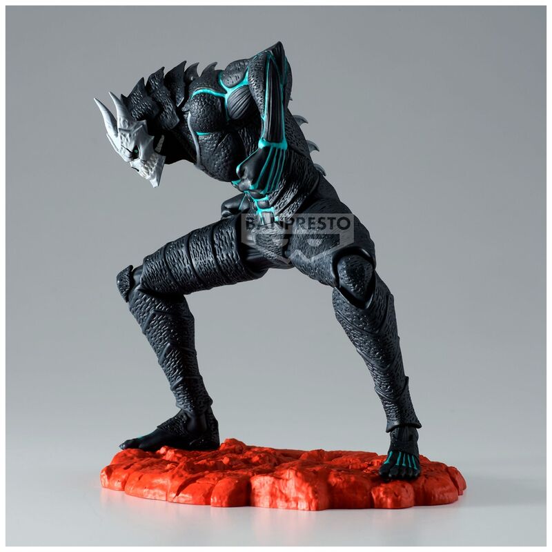Figura Banpresto de Kaiju No. 8 en pose dinámica sobre base rocosa roja - 2