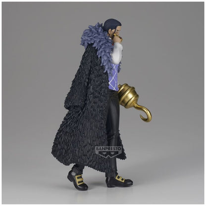 Figura de Crocodile de One Piece con capa y garfio dorado - 2