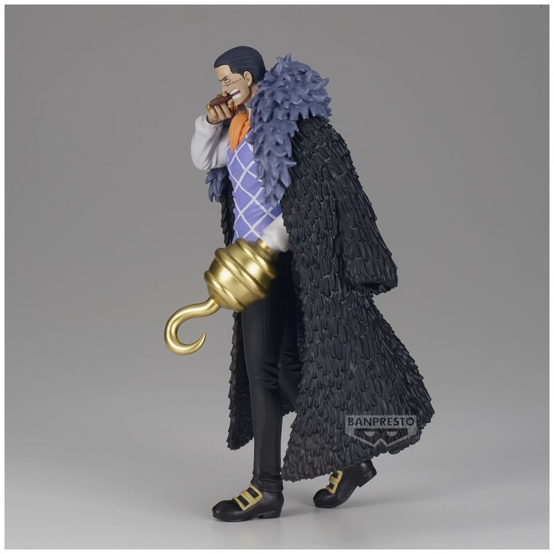 Figura de Crocodile de One Piece con capa y garfio dorado - 3