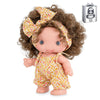 Muñeca Piu de MARINA & PAU con cabello rizado y conjunto estampado