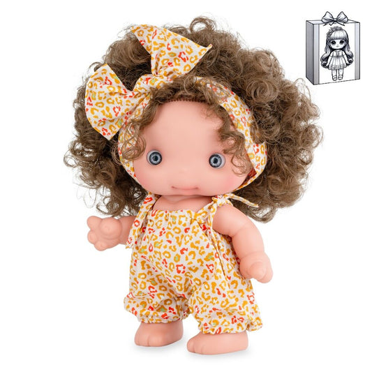 Muñeca Piu de MARINA & PAU con cabello rizado y conjunto estampado