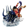 Figura de Monkey D. Luffy de One Piece sobre un diorama de nubes