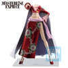 Figura de Boa Hancock de One Piece con atuendo rojo, capa oscura y detalles florales