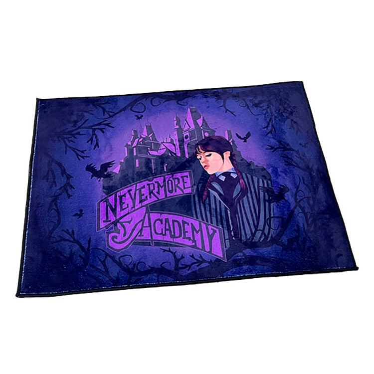 Alfombra de Wednesday con diseño Nevermore Academy en tonos morados y azules