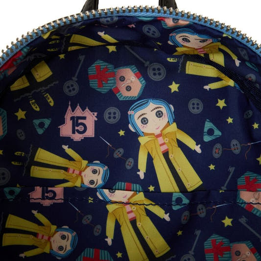 Mochila Loungefly de Coraline con diseño de muñeca y chaqueta dorada - 5