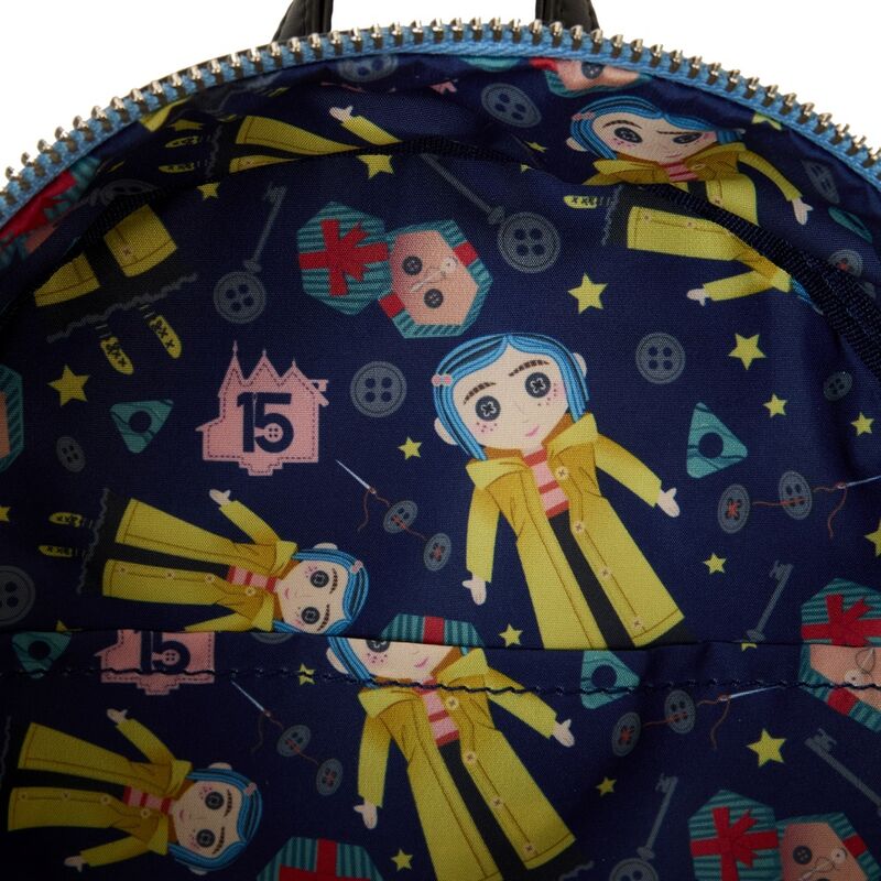 Mochila Loungefly de Coraline con diseño de muñeca y chaqueta dorada - 5