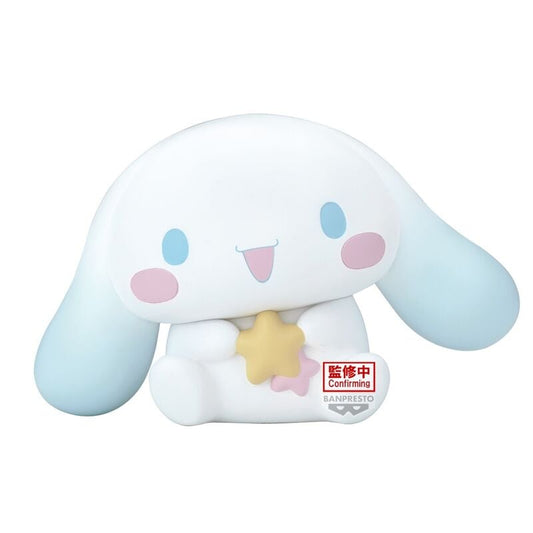 Figura Cinnamoroll Softmates de BANPRESTO sentado con orejas azul claro
