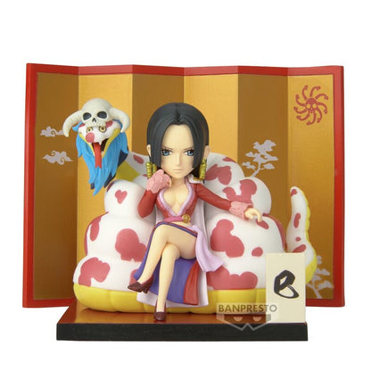 Figura de Boa Hancock y Salome de One Piece sobre fondo decorativo rojo y dorado