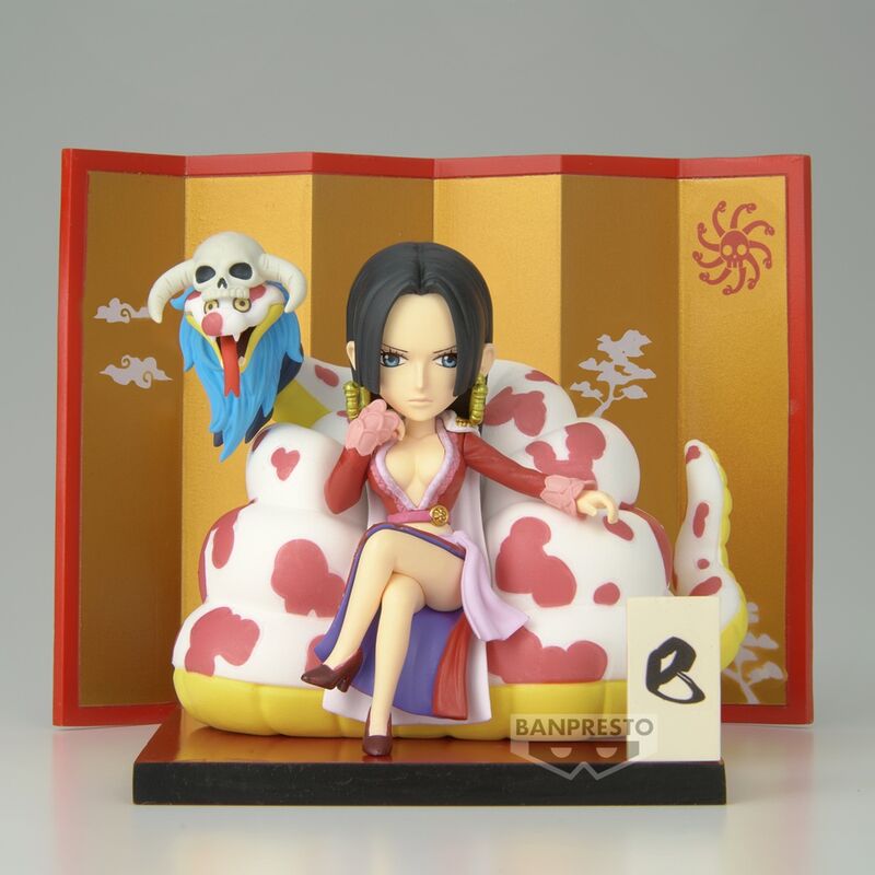 Figura de Boa Hancock y Salome de One Piece sobre fondo decorativo rojo y dorado - 2