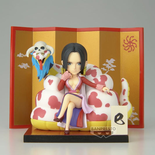 Figura de Boa Hancock y Salome de One Piece sobre fondo decorativo rojo y dorado - 2