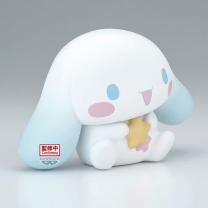 Figura Cinnamoroll Softmates de BANPRESTO sentado con orejas azul claro - 3