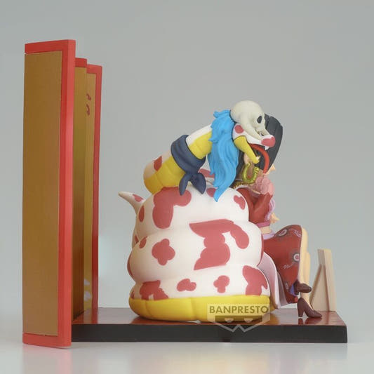 Figura de Boa Hancock y Salome de One Piece sobre fondo decorativo rojo y dorado - 3