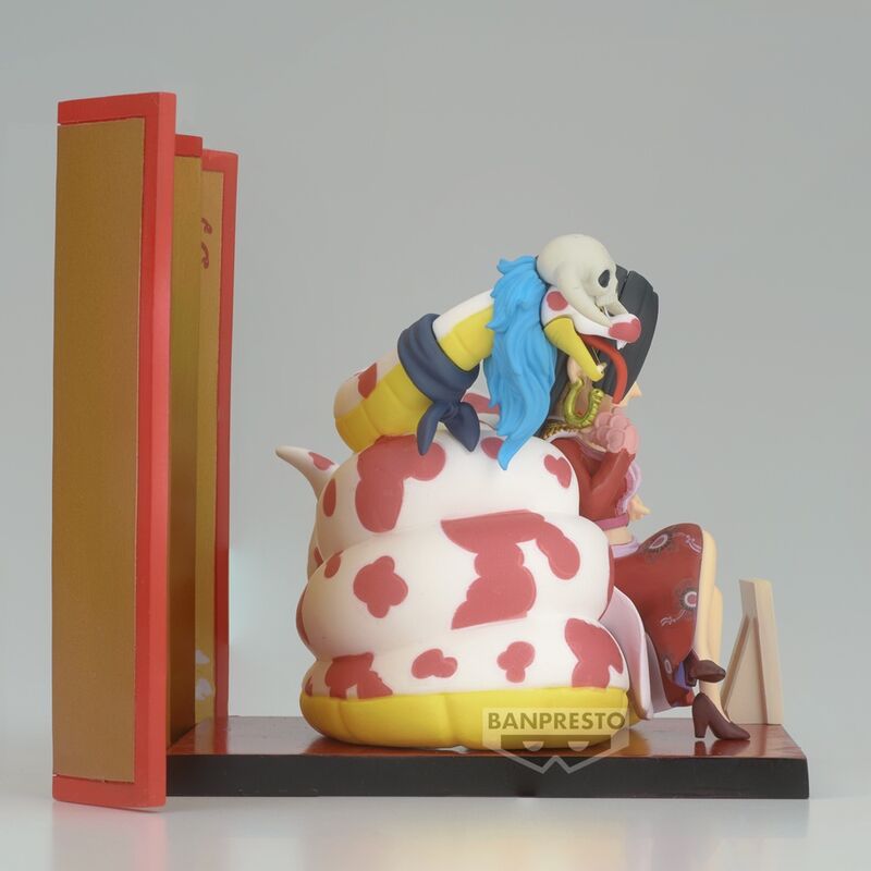 Figura de Boa Hancock y Salome de One Piece sobre fondo decorativo rojo y dorado - 3