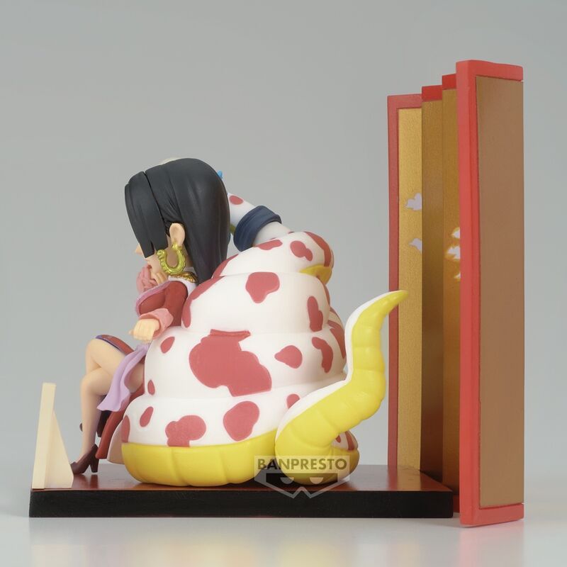 Figura de Boa Hancock y Salome de One Piece sobre fondo decorativo rojo y dorado - 4